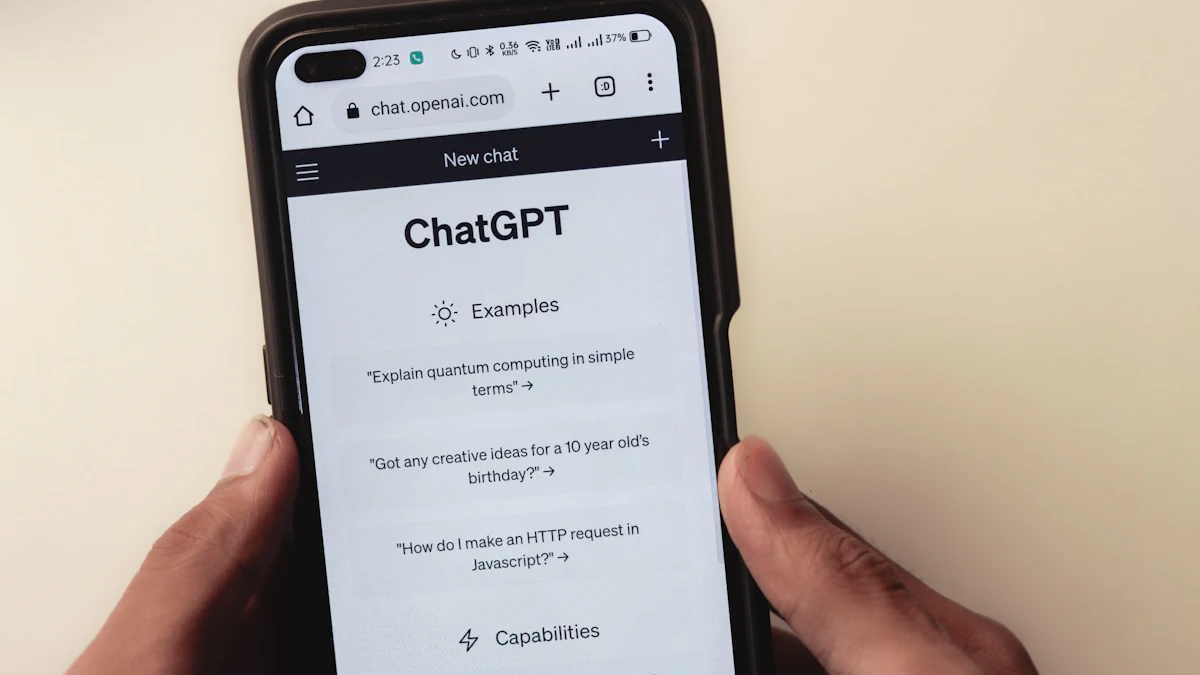 Mãos segurando um celular com o ChatGPT aberto na tela