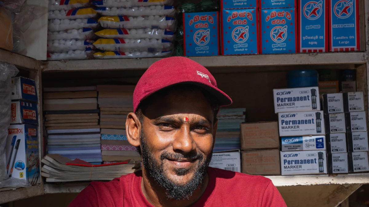 Dono de uma pequena loja sorrindo atrás do balcão