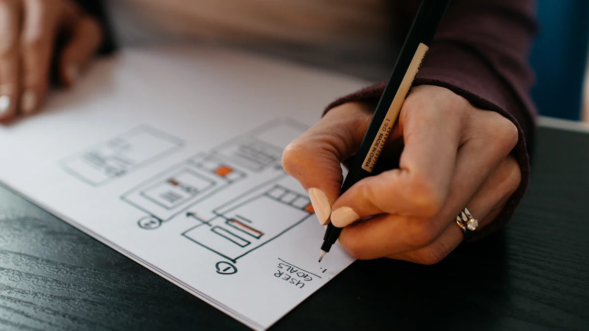 Mão desenhando o rascunho do layout de um site numa folha de papel