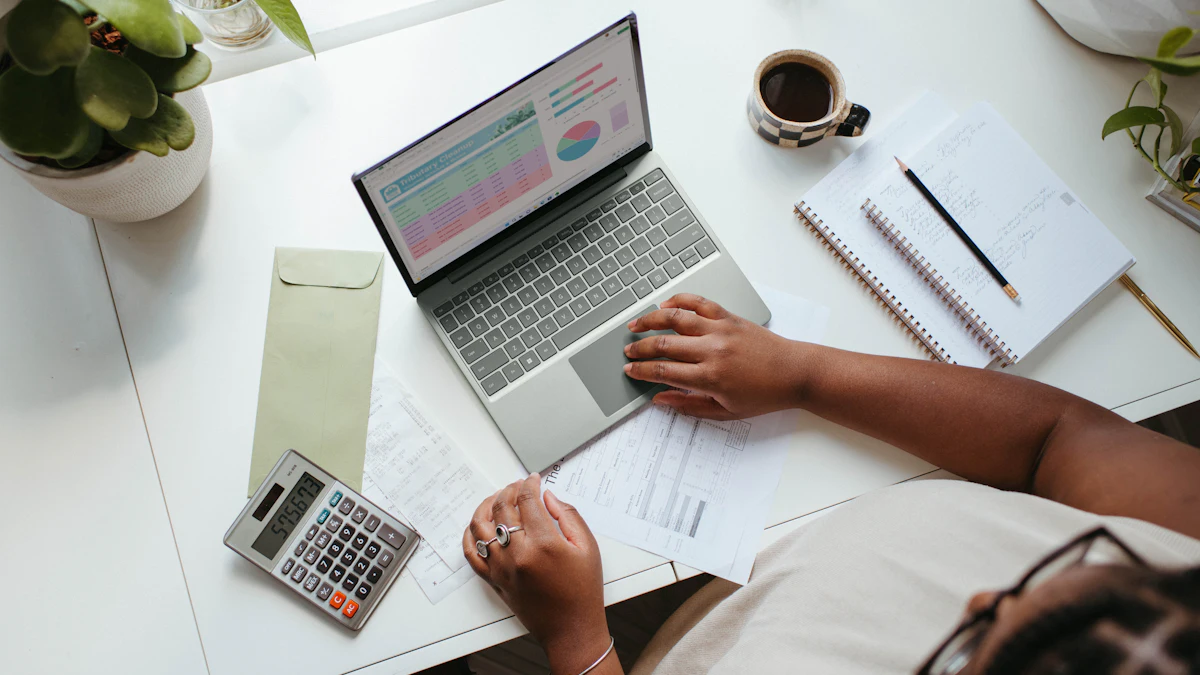 Pessoa calculando o orçamento de um site com notebook e calculadora sobre a mesa